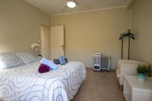 um quarto com uma cama com um bicho de peluche cor-de-rosa em Apartamento La Traiña em Torre del Mar