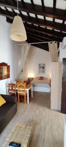ein Wohnzimmer mit einem Bett und einem Esszimmer in der Unterkunft Apartamento tranquilo en el centro de Conil in Conil de la Frontera