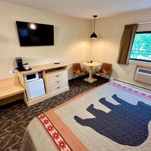 pokój hotelowy z dużym dywanem na podłodze w obiekcie Spirit Lake Lodge w mieście Grand Lake
