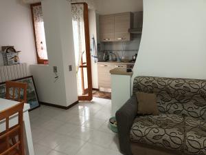 a living room with a couch and a kitchen at Casa vacanza Gianna in Manduria +1 photo