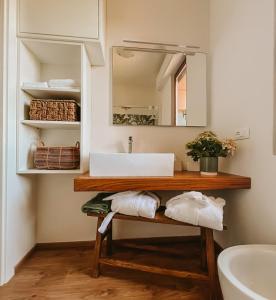 bagno con lavandino e specchio di Appartamento il Rosmarino a Portoferraio
