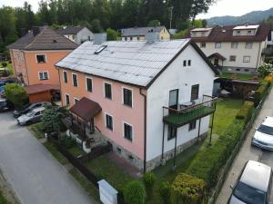 eine Luftansicht eines großen Hauses in einer Stadt in der Unterkunft Apartmán Andrea in Loučovice