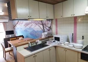 cocina con fregadero y microondas en Maison Ota Building A Building B - Vacation STAY 14501, en Takamatsu