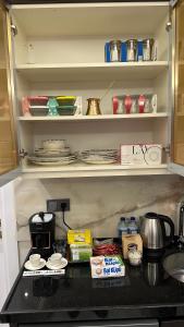 un bancone della cucina con piatti e piatti su scaffali di Mar Boutique Apartment a Istanbul