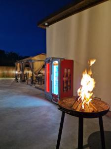 una hoguera frente a una tienda en Studio 58 Costinesti, en Costinesti