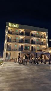 Un edificio con mesas y sillas delante. en Studio 58 Costinesti, en Costinesti