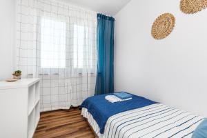 a small bedroom with a bed and a window at Prime Home PORTOWY in Gdynia