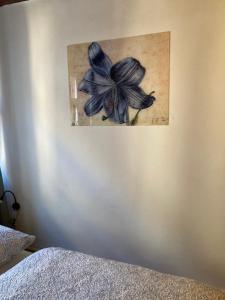a picture of a blue flower on a wall at Zur Baumwolle in Nuremberg