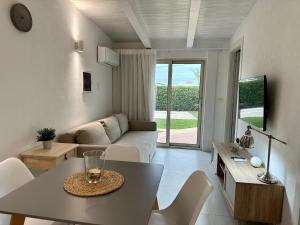 ein Wohnzimmer mit einem Sofa und einem Tisch in der Unterkunft Maison Céline in Syrakus