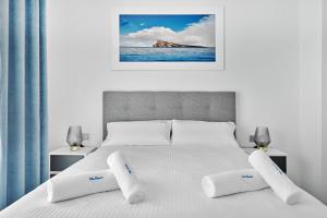 En eller flere senge i et værelse på Villa Blanco with private pool + 67 billeder