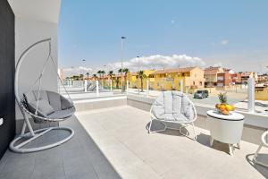 En balkon eller terrasse på Villa Blanco with private pool