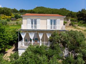 una casa sulla collina con alberi di Holiday Home Andrija a Podstrana