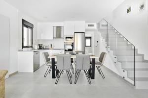 Køkken eller tekøkken på Villa Blanco with private pool