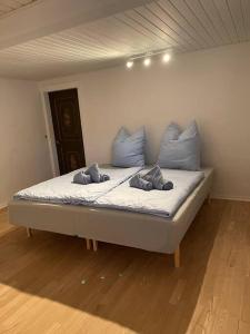 een bed in een kamer met twee kussens erop bij beach room in Snogebæk
