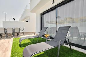 a living room with chairs and a large window at Villa Blanco in San Pedro del Pinatar