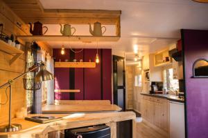 cocina con encimera de madera en una habitación en Le Chal'home, montagne et nature en Campan