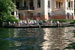 Udsigt til en flod der løber i nærheden af feriehuset + 3 billeder