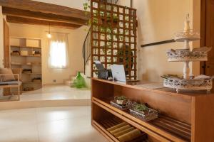 une salle avec un comptoir avec des plantes dans l'établissement Agriturismo Camponovo, à Brisighella