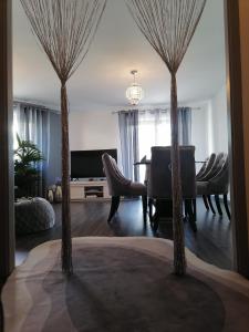 2 Bäume im Wohnzimmer mit Tisch und Stühlen in der Unterkunft La Galène chambre chez l'habitant in Illkirch-Graffenstaden