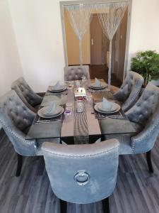 comedor con mesa y sillas azules en La Galène chambre chez l'habitant, en Illkirch-Graffenstaden
