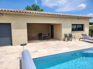 Bazén v ubytování Villa "Le B" - Vue Exceptionnelle - Piscine Privée - Climatisation nebo v jeho okolí