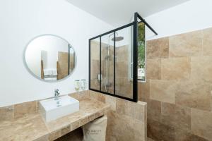 La salle de bains est pourvue d'un lavabo et d'un miroir. dans l'établissement Hôtel Beau Site - Cap d'Antibes, à Antibes