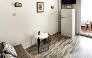 - un salon avec une table et un réfrigérateur dans l'établissement Stunning Home In Punat With Kitchen, à Stara Baška