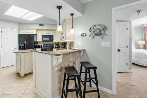 Η κουζίνα ή μικρή κουζίνα στο Bluewater 1102