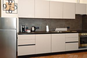 A kitchen or kitchenette at La Piccola Bellagio