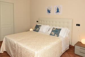 A bed or beds in a room at La Piccola Bellagio