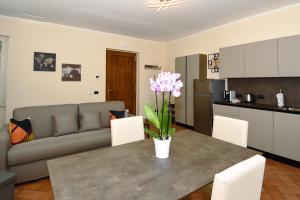 A kitchen or kitchenette at La Piccola Bellagio