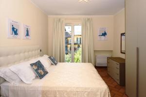 A bed or beds in a room at La Piccola Bellagio