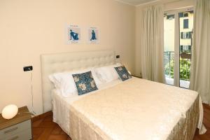 A bed or beds in a room at La Piccola Bellagio