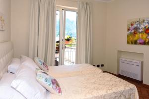 A bed or beds in a room at La Piccola Bellagio
