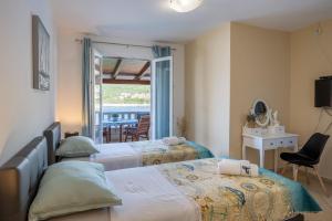1 Schlafzimmer mit 2 Betten, einem Schreibtisch und einem Fenster in der Unterkunft Apartments Ranko in Zavalatica