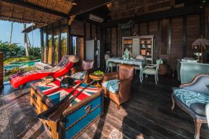 ein Wohnzimmer mit Möbeln und ein Esszimmer in der Unterkunft Boutique Villas Sensation Tabanan in Tabanan