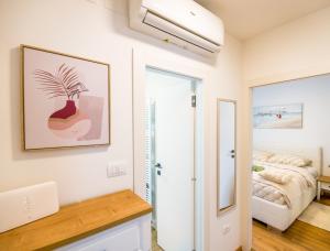 een slaapkamer met een bed en een spiegel bij Tonka Apartment in Pula