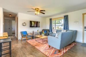 ein Wohnzimmer mit einem blauen Sofa und Stühlen in der Unterkunft Family-Friendly Lander Home Rental Yard, Patio! in Lander