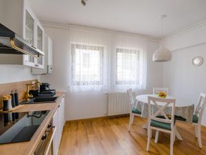 een keuken met een tafel en een eetkamer bij Tonka Apartment in Pula