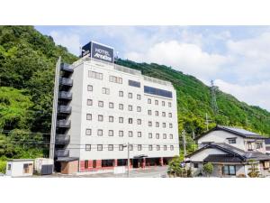 朝来市にあるHotel AreaOne Wadayama - Vacation STAY 10548vの上に看板がある白い建物