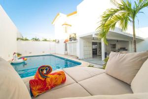 Una piscina con un sofá y un juguete de fideo de piscina. en Casa Nicolasa Alberca y Asador Privados., en Puerto Vallarta