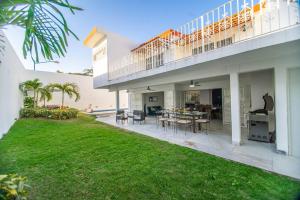una gran casa blanca con un patio y un jardín en Casa Nicolasa Alberca y Asador Privados., en Puerto Vallarta