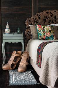 Schlafzimmer mit einem Bett mit einem Tisch und Schuhen in der Unterkunft Boutique Villas Sensation Tabanan in Tabanan