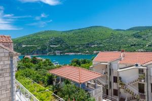 - une vue sur le lac depuis les bâtiments d'une ville dans l'établissement Villa Anny, à Mokošica