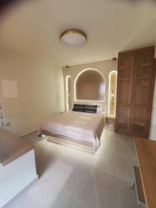 ein Schlafzimmer mit einem großen Bett in einem Zimmer in der Unterkunft Caldera's Majesty in Imerovigli