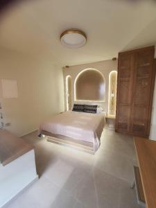 A bed or beds in a room at Caldera's Majesty