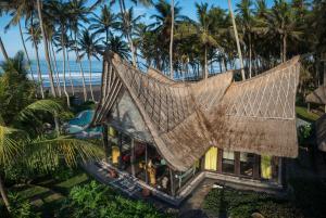 Luftblick auf ein Resort mit Palmen in der Unterkunft Boutique Villas Sensation Tabanan in Tabanan