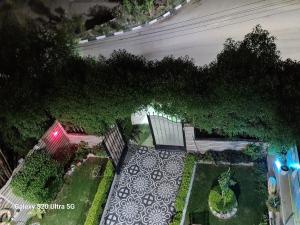 una vista aérea de un patio trasero con un banco y un jardín en Moon Adam hostel en ‘Ezbet Abu Ḥabashi