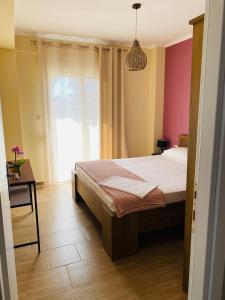 Postel nebo postele na pokoji v ubytování Emily Apartment -N.Kallikratia