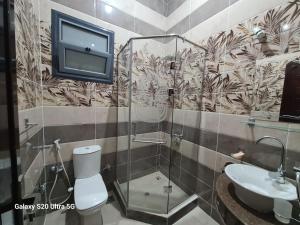 Moon Adam hostel في ‘Ezbet Abu Ḥabashi: حمام مع دش ومرحاض ومغسلة +7 صور
